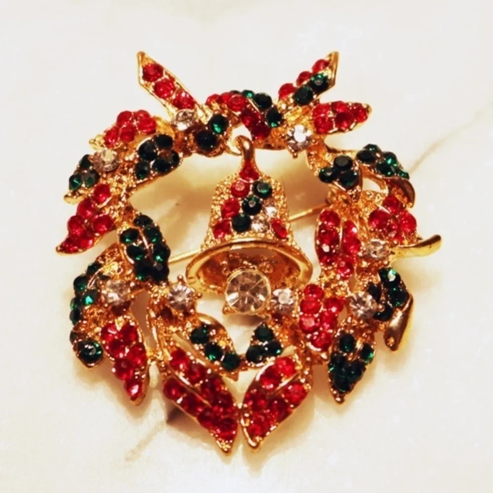 🎄💫 Crystal Encrusted Holiday Wreath Brooch in Gold Tone Setting 🎄✨
